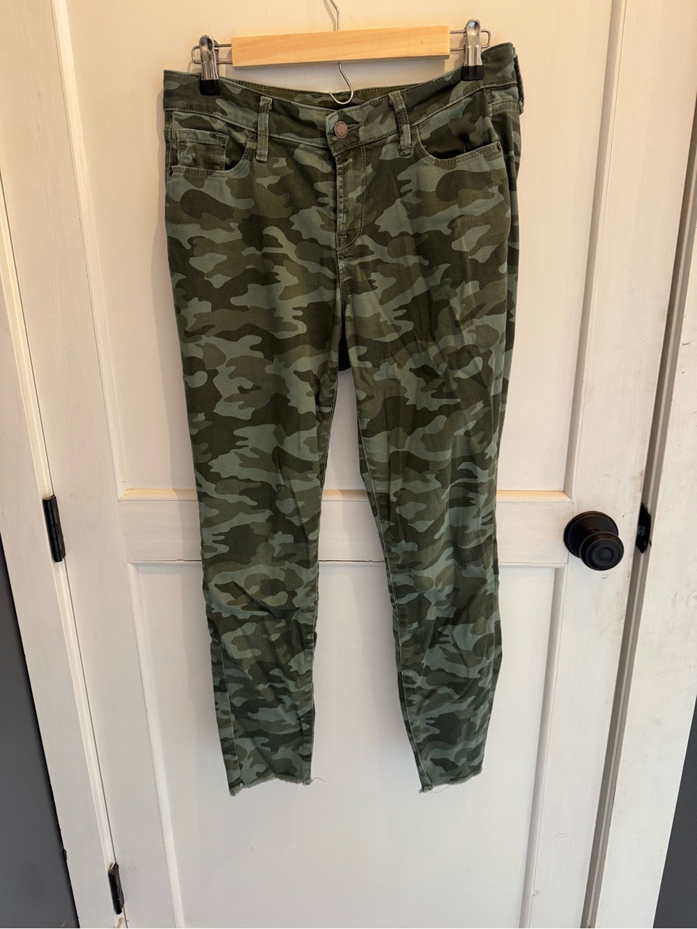 Old Navy Women’s Green Camo Skinny Mid-Rise Raw Hem Jeans Size 4